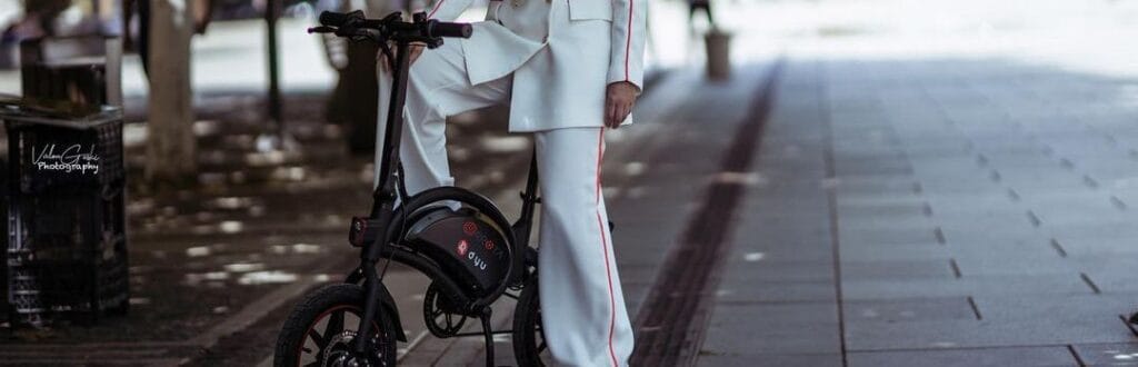 Pequeña bicicleta eléctrica inteligente para un paseo lleno de diversión